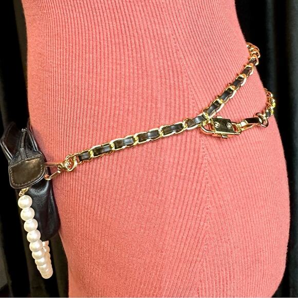 CHANEL Black leather mini pouch crossbody or bum bag - Picture 6 of 12